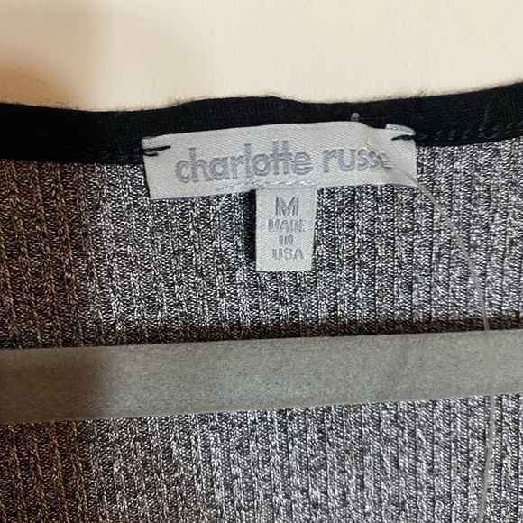 Cropped V-Neck - Picture 3 of 4